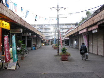桐ケ丘団地商店街(シャッターが降りている店の様子）